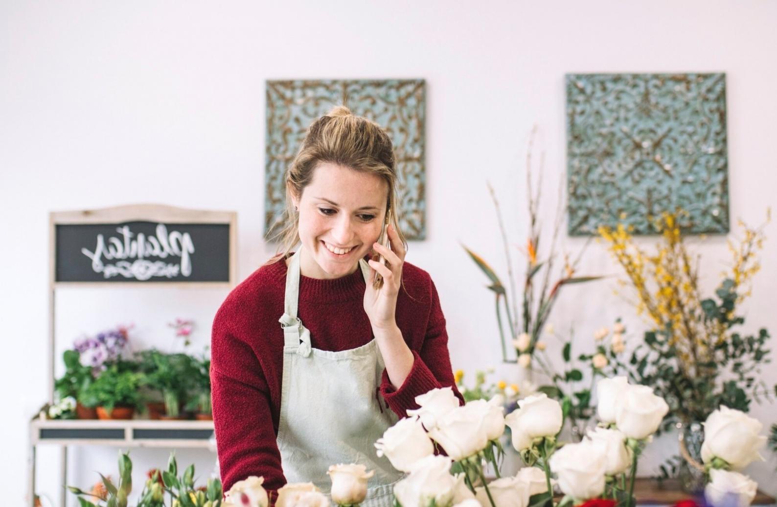 Fresh flower delivery preparation in Baku